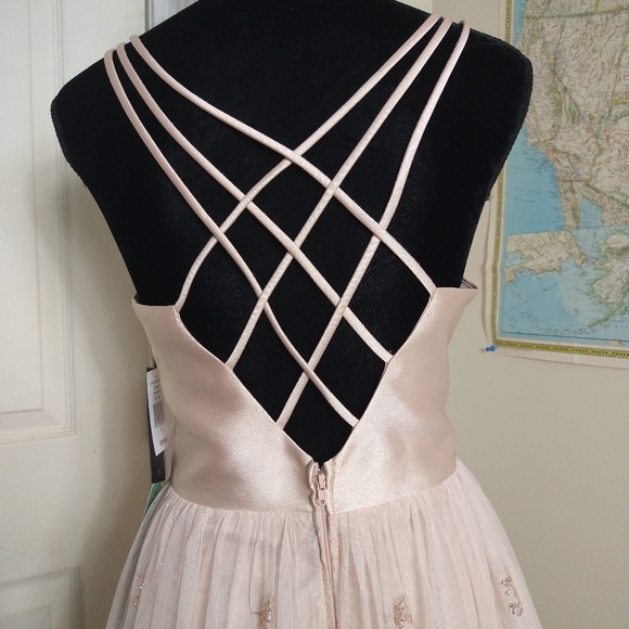 Gorgeous formal gown - Picture 3 of 7